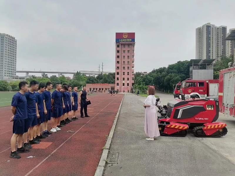 舉升搶險(xiǎn)主戰(zhàn)消防車、全地形消防滅火機(jī)器人巡展演示圓滿結(jié)束